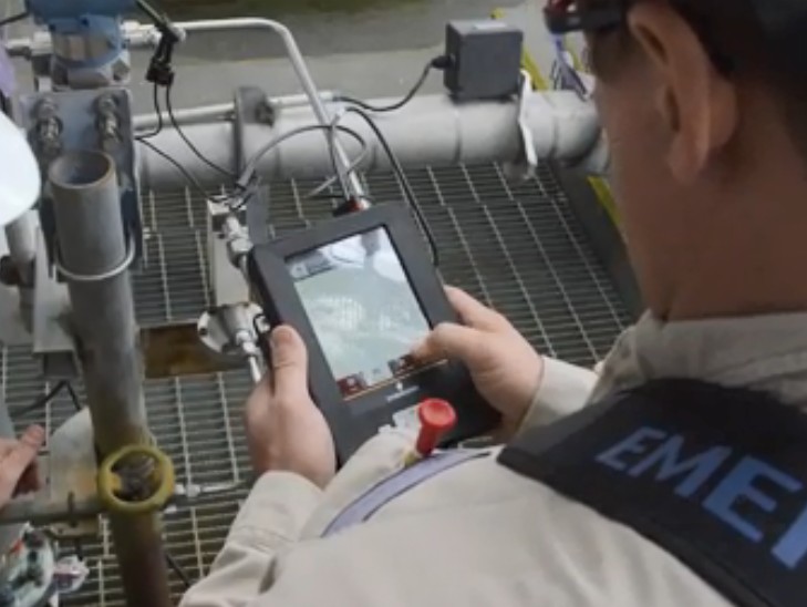 羅斯蒙特手操器怎么效驗(yàn)液位變送器如果是請參照相關(guān)品牌的液位變送器及手操器的使用說明書操作。根據(jù)我的經(jīng)驗(yàn)有如下步驟：  1、確認(rèn)羅斯蒙特手操器是否支持你的液位變送器的通信格式(具體廠***可能有所不同)，這個(gè)可以在手操器的使用說明書上查到或直接和手操器供應(yīng)商聯(lián)系確認(rèn)。  2、正確連接手操器和液位變送器，注意接線方式。  a、液位變送器的通信電路板是外部供電還是內(nèi)部供電，如果你是通過變送器接的通信線通常 應(yīng)該是內(nèi)部供電，如果是單***測試變送器的通信電路板時(shí)，則是外部供電。二者是有區(qū)別 的。具體可以參照你的變送器的說明書。  b、注意接標(biāo)準(zhǔn)電阻(通常為250歐)。  3、將475手操器并接到標(biāo)準(zhǔn)電阻兩端。  4、通電，建立通信。  5、按照羅斯蒙特手操器的使用說明書進(jìn)行操作設(shè)置儀表的0點(diǎn)、上限位、下限位。 如果發(fā)現(xiàn)液位變送器的上限位或下限位對應(yīng)的20mA或4mA出入較大，這時(shí)需要對電流做調(diào) 校。這時(shí)需要用到***精度的電流表，調(diào)校時(shí)需要將電流表串接到通信回路中。具體操作可以參 照手操器的使用說明書。  6、設(shè)置相關(guān)參數(shù)后不要忘記將設(shè)置“下載”到你的儀表中。需要說明注意的是，儀表在出廠時(shí)都做了調(diào)校，一般不需要用戶設(shè)置?？赡苄枰F(xiàn)場變更設(shè)置的是“上限位”和“下限位”即：“量程”。不過這在客戶和廠商簽訂合同及技術(shù)協(xié)議時(shí)一般是經(jīng)過溝通確認(rèn)了的，這在儀表出廠時(shí)，廠***會為客戶設(shè)好的。除非有變。